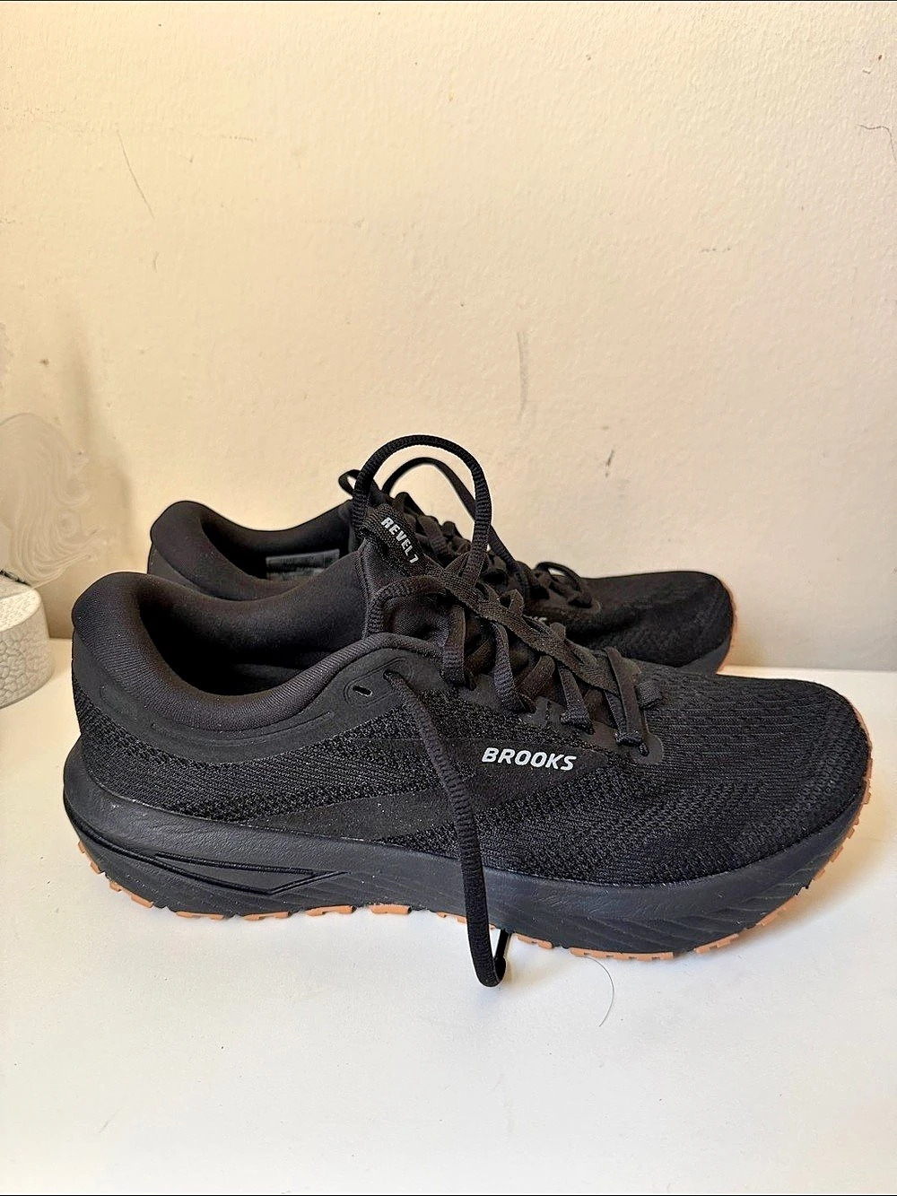 Brooks Revel 7 Black Athletic Shoes size 9